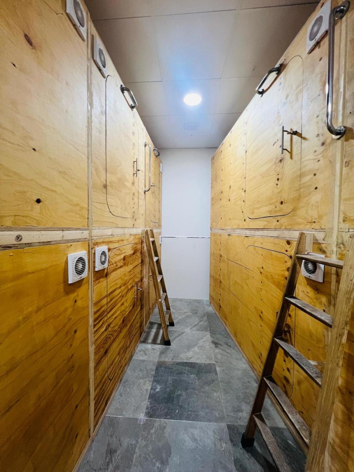 Capsule hotel Cubik